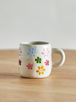 Mok aardewerk bloemen Millie - 110ml van Bloomingville Mini, toegepast in een sfeervolle interieursetting