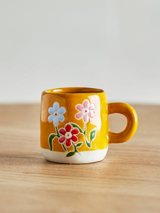 Mok aardewerk geel Millie van Bloomingville Mini, toegepast in een sfeervolle interieursetting
