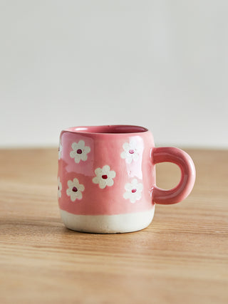 Mok aardewerk roze Millie van Bloomingville Mini, toegepast in een sfeervolle interieursetting