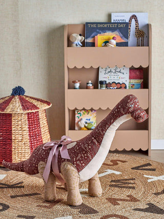 Momo dino knuffel linnen bruin 60cm van Bloomingville Mini, toegepast in een sfeervolle interieursetting