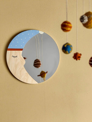 Moony wandspiegel multiplex multicolor 40cm van Bloomingville Mini, toegepast in een sfeervolle interieursetting
