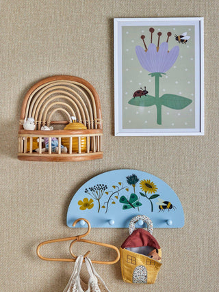 Numa ingelijste illustratie grenen 32x42cm van Bloomingville Mini, toegepast in een sfeervolle interieursetting