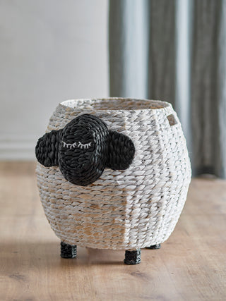Opbergmand waterhyacint wit Dolly Ø50×44 cm van Bloomingville Mini, toegepast in een sfeervolle interieursetting