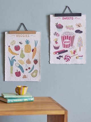 Papio posterset multicolor - set van 2 van Bloomingville Mini, toegepast in een sfeervolle interieursetting