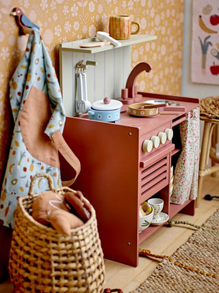 Pippi speelkeuken hout bruin van Bloomingville Mini, in een gestileerde detailopstelling
