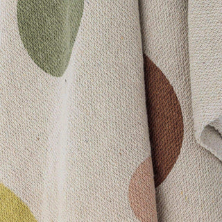 Plaid Clennie naturel 160x130cm van Bloomingville Mini, los gedrapeerd in een sfeervolle interieursetting