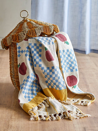 Plaid gerecycled katoen Gala multi 130x160cm van Bloomingville Mini, toegepast in een sfeervolle interieursetting