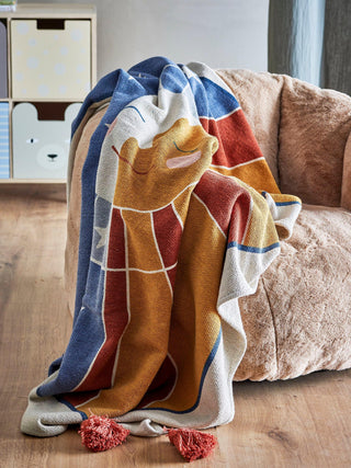Plaid Sun gerecycled katoen bruin 130x160cm van Bloomingville Mini, toegepast in een sfeervolle interieursetting