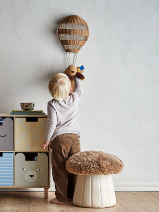 Poef bruin Bertil Ø37×35 cm van Bloomingville Mini, van opzij met verhoudingen en constructie zichtbaar