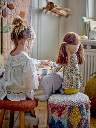 Poef katoen multi 34cm Miaki van Bloomingville Mini, geplaatst in een ruimtelijke woonomgeving