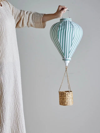 Pomp luchtballon mobiel polyester groen 25cm van Bloomingville Mini, toegepast in een sfeervolle interieursetting