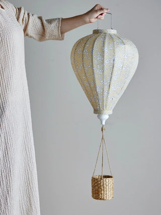 Pomp mobiel luchtballon geel 85cm van Bloomingville Mini, in een gestileerde detailopstelling