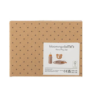 Riina speelset hout grijs van Bloomingville Mini, gepresenteerd in een natuurlijke buitenomgeving
