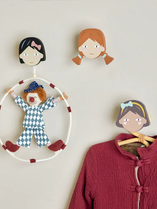 Rosalia wandhaken hout bruin - set van 3 van Bloomingville Mini, toegepast in een sfeervolle interieursetting