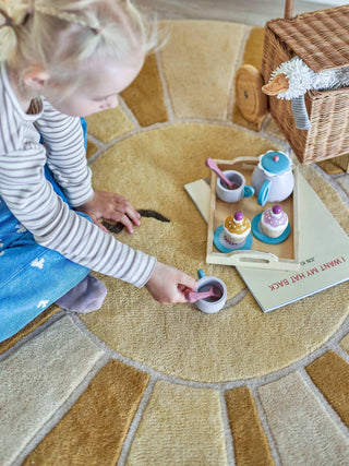 Sun vloerkleed wol geel 110cm van Bloomingville Mini, toegepast in een sfeervolle interieursetting