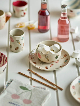 Sweets serviesset aardewerk multicolor van Bloomingville Mini, toegepast in een sfeervolle interieursetting