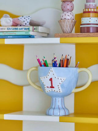 Trophy bloempot keramiek 16cm van Bloomingville Mini, in een gestileerde detailopstelling
