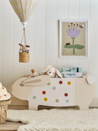 Villja opberger in een lichte kinderkamer