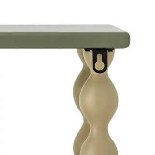Wandplank hout groen Bibiola 60cm van Bloomingville Mini, schuin bekeken met vorm en afwerking zichtbaar