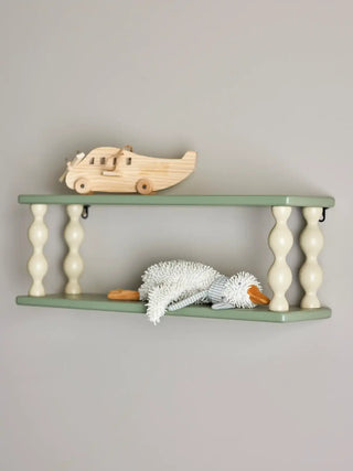 Wandplank hout groen Bibiola 60cm van Bloomingville Mini, toegepast in een sfeervolle interieursetting