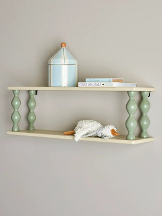 Wandplank hout naturel / groen Bibiola 80cm van Bloomingville Mini, toegepast in een sfeervolle interieursetting