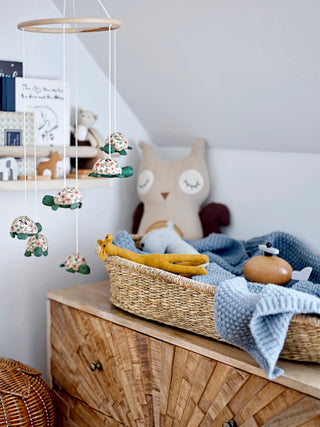 Wandplank Paulowniahout naturel Mingus van Bloomingville Mini, geplaatst in een ruimtelijke woonomgeving