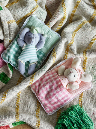 Zachte dierenpoppenset Elie van Bloomingville Mini, toegepast in een sfeervolle interieursetting