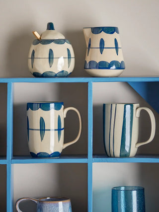 Mok aardewerk blauw Allium - 350ml van Bloomingville, toegepast in een sfeervolle interieursetting