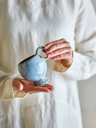 Mok aardewerk blauw Avonlea - set van 4 van Bloomingville, toegepast in een sfeervolle interieursetting