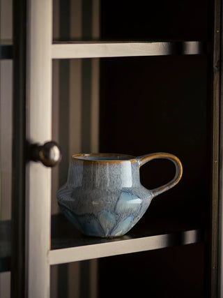 Mok aardewerk blauw Bessie - 4 stuks van Bloomingville, in een gestileerde productopstelling