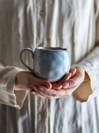 Mok aardewerk blauw Estella - 350ml van Bloomingville, toegepast in een sfeervolle interieursetting