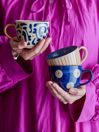 Mok aardewerk blauw Eviaya - set van 3 van Bloomingville, toegepast in een sfeervolle interieursetting