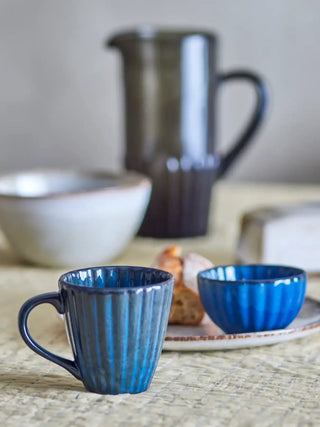 Mok aardewerk blauw Latina - 220ml van Bloomingville, in een gestileerde detailopstelling