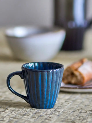 Mok aardewerk blauw Latina - 220ml van Bloomingville, toegepast in een sfeervolle interieursetting
