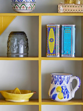 Mok aardewerk blauw Maxima 510ml van Bloomingville, toegepast in een stijlvolle woonkamer