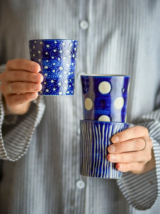 Mok aardewerk blauw Minoa - set van 3 van Bloomingville, toegepast in een sfeervolle interieursetting