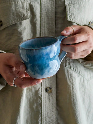 Mok aardewerk blauw Nara 350ml van Bloomingville, toegepast in een sfeervolle interieursetting
