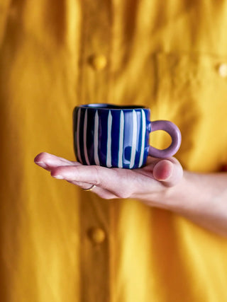 Mok aardewerk blauw Nini - 100ml van Bloomingville, toegepast in een sfeervolle interieursetting