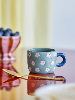 Mok aardewerk blauw Nini - 110ml van Bloomingville, in een gestileerde detailopstelling