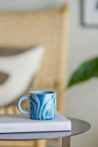 Mok aardewerk blauw Ninka van Bloomingville, in een gestileerde detailopstelling