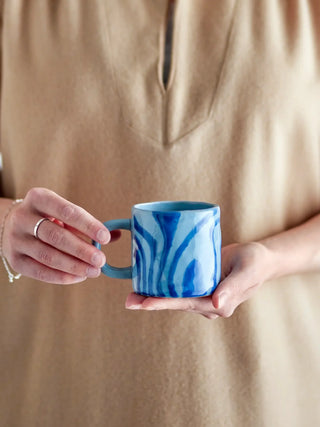 Mok aardewerk blauw Ninka van Bloomingville, toegepast in een sfeervolle interieursetting