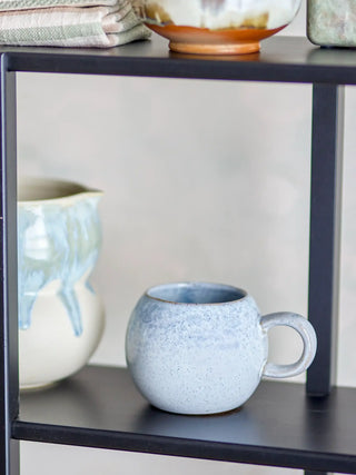 Mok aardewerk blauw Paula - 410ml van Bloomingville, toegepast in een sfeervolle interieursetting