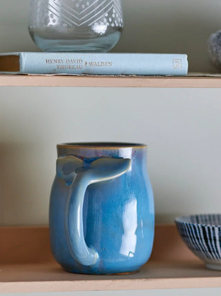 Mok aardewerk blauw Rinat 550ml van Bloomingville, toegepast in een sfeervolle interieursetting