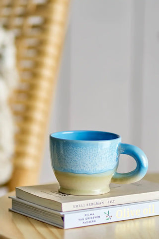 Mok aardewerk blauw Safie 300ml van Bloomingville, toegepast in een sfeervolle interieursetting