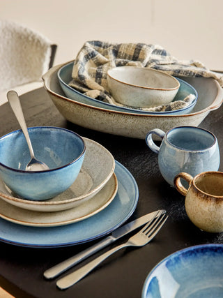 Mok aardewerk blauw Sandrine van Bloomingville, toegepast in een sfeervolle interieursetting