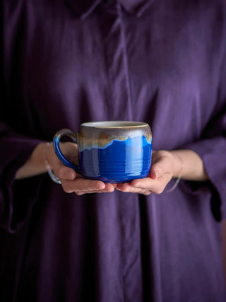 Mok aardewerk blauw Sheen 400ml - set van 4 van Bloomingville, toegepast in een sfeervolle interieursetting