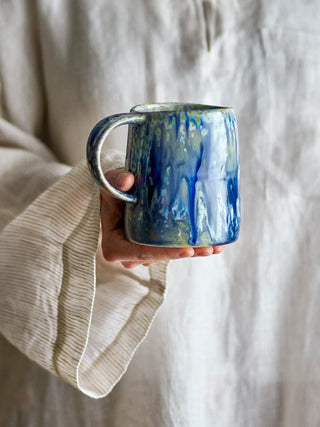 Mok aardewerk blauw Yori van Bloomingville, toegepast in een sfeervolle interieursetting