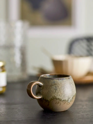 Mok aardewerk bruin Paula - 275ml van Bloomingville, toegepast in een stijlvolle woonkamer