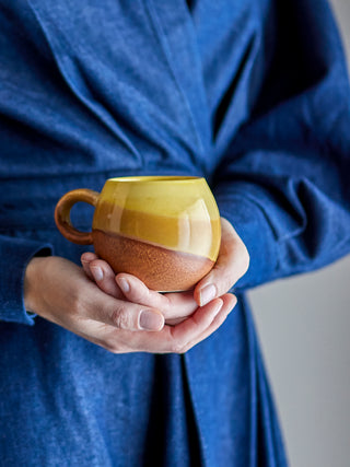 Mok aardewerk geel Paula - 275ml van Bloomingville, toegepast in een sfeervolle interieursetting