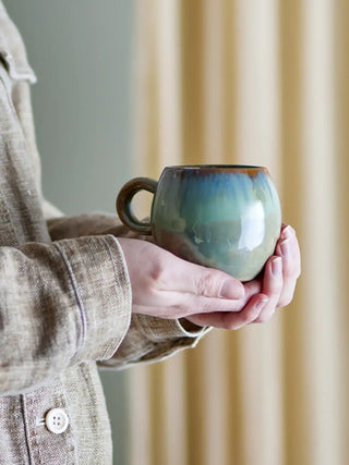 Mok aardewerk groen Paula - 275ml van Bloomingville, geplaatst in een stijlvolle werk- of woonomgeving